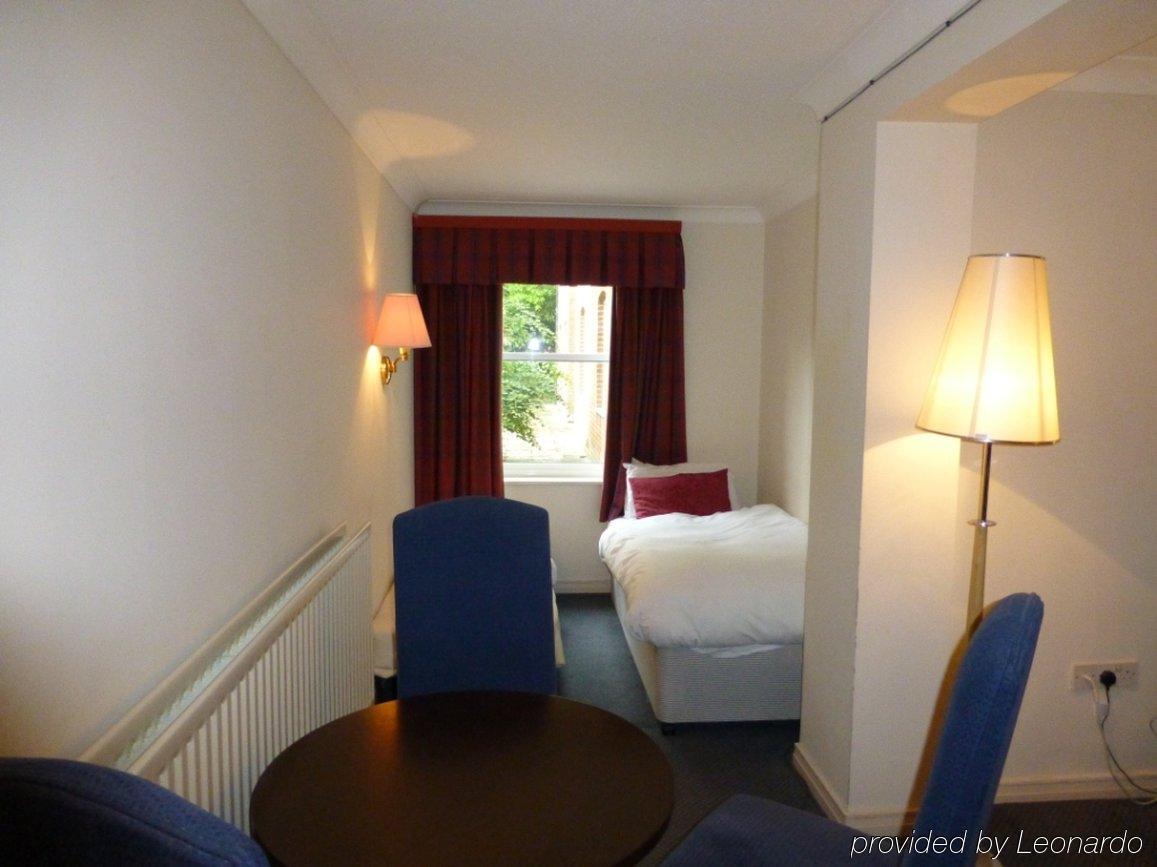 Waterloo Hotel Crowthorne Buitenkant foto